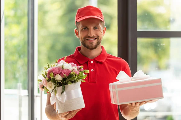 Cheerful Bearded Delivery Man Holding Flowers Pink Gift Box — Stock Photo, Image