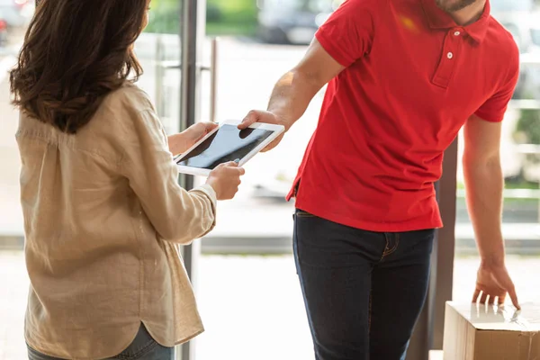 Ausgeschnittene Ansicht Von Liefermann Der Digitales Tablet Mit Leerem Bildschirm — Stockfoto