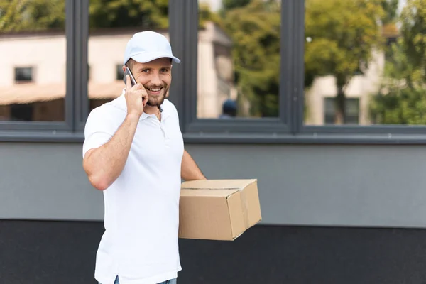 Hombre Entrega Feliz Hablando Teléfono Inteligente Mientras Sostiene Caja — Foto de Stock