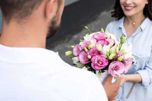 Enfoque Selectivo Chica Feliz Recibir Flores Del Hombre Entrega Fuera —  Fotos de Stock