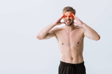 gri izole tapınaklar dokunmadan baş ağrısı ile gömleksiz sporcu