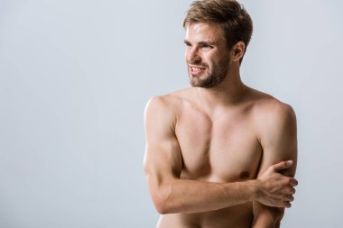 gri izole kol ağrısı ile gömleksiz kaslı adam
