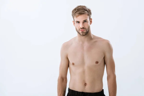 Bebaarde Shirtless Sportman Kijkt Naar Camera Geïsoleerd Grijs — Stockfoto