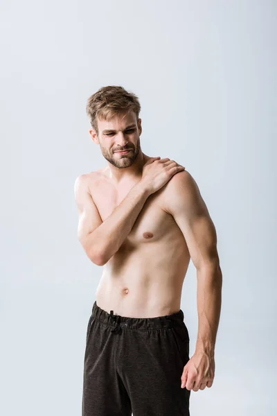 Shirtless Bebaarde Sportman Met Pijn Schouder Geïsoleerd Grijs — Stockfoto