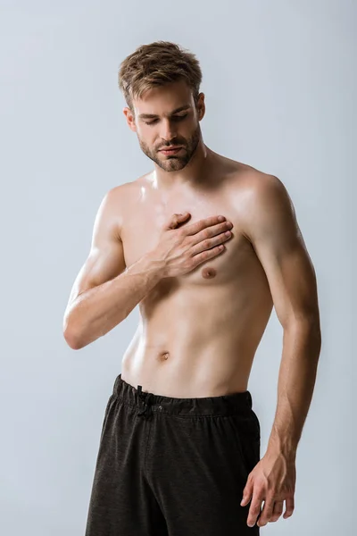 Shirtless Bebaarde Man Met Pijn Borst Geïsoleerd Grijs — Stockfoto