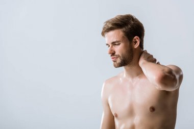 boyun ağrısı gri izole ile gömleksiz sakallı adam