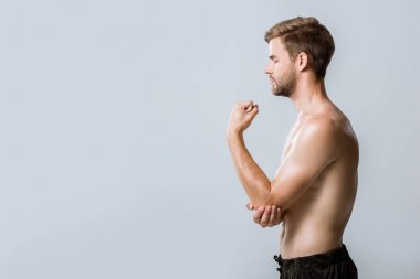 gri izole dirsek ağrısı ile sporcuyan görünümü