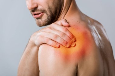 gri izole omuz ağrısı ile gömleksiz sporcu kırpılmış görünümü