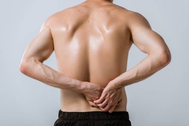 gri izole alt sırt ağrısı ile gömleksiz sporcu nun arka görünümü