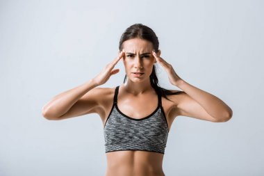 gri izole tapınaklar dokunmadan baş ağrısı ile çekici sporcu