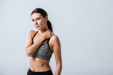 gri izole boyun ağrısı ile çekici sporcu