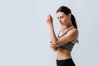 gri izole dirsek ağrısı ile çekici sporcu