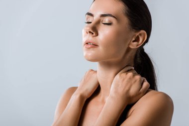 gri izole kapalı gözleri ile boyun dokunmadan çekici genç kadın