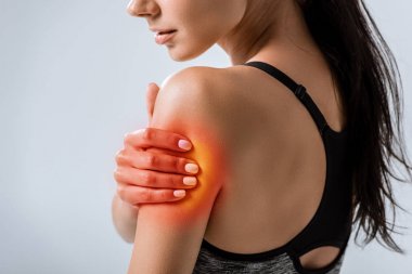 gri izole kol ağrısı ile sporcu nun kırpılmış görünümü