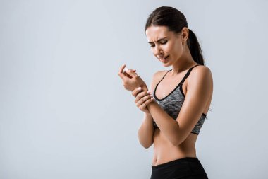 gri izole bilek ağrısı ile çekici sporcu