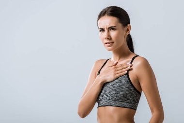 memnun çekici esmer sporcu spor gri izole