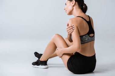 gri omuz ağrısı ile spor giyim esmer sporcu