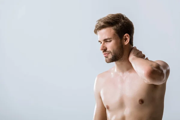 Hemdloser Bärtiger Mann Mit Nackenschmerzen Isoliert Auf Grau — Stockfoto