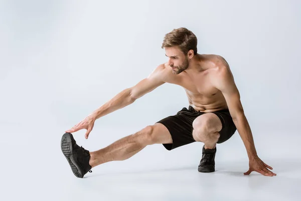 Shirtless Bebaarde Man Zwarte Sneakers Stretching Grijs — Stockfoto