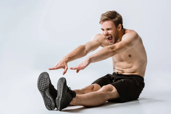 Shirtless Bebaarde Man Zwarte Sneakers Stretching Grijs — Stockfoto