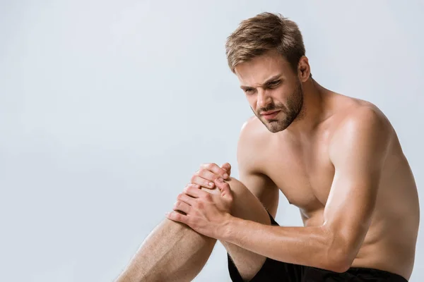 Homem Sem Camisa Barbudo Com Dor Joelho Cinza — Fotografia de Stock