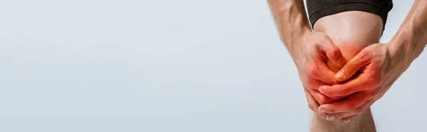 Панорамный Снимок Спортсмена Болью Колене Изолированный Сером — стоковое фото