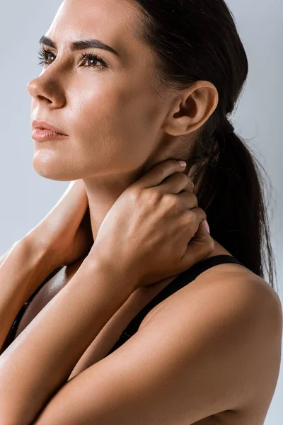 Deportista Atractiva Con Dolor Cuello Aislado Gris — Foto de Stock