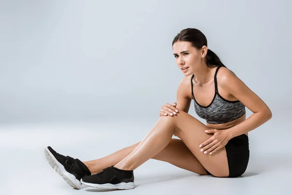 Attractive Brunette Sportswoman Knee Pain Grey — Stock Photo, Image