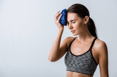 gri izole buz kullanarak baş ağrısı olan sporcu