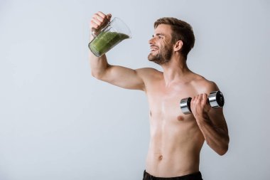 gömleksiz sporcu tutan smoothie ve dumbbell gri izole
