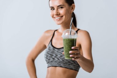 gri izole smoothie tutan gülümseyen sporcu seçici odak