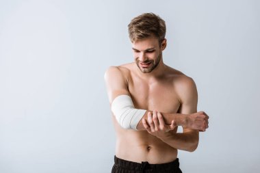dirsek üzerinde elastik bandaj gri izole gömleksiz sporcu