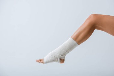 gri izole ayak üzerinde elastik bandaj ile yalınayak kız kısmi görünümü