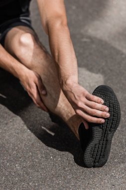 sokakta bacak yaralanması olan sporcunun kırpılmış görünümü