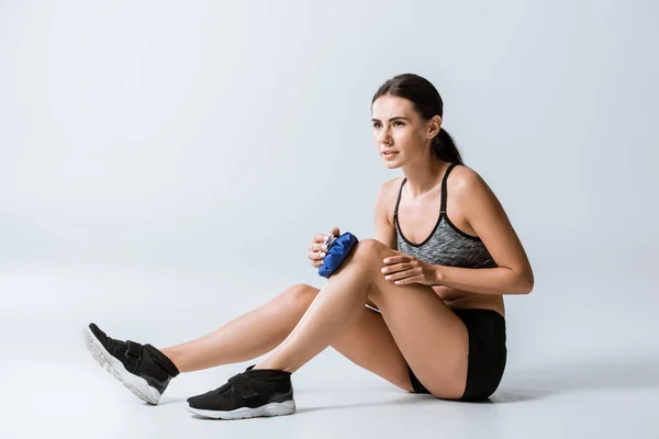 Deportista Usando Hielo Para Lesión Rodilla Gris —  Fotos de Stock