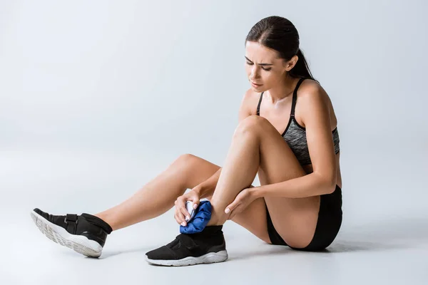 Sportiva Che Utilizza Ghiaccio Lesioni Alle Gambe Grigio — Foto Stock