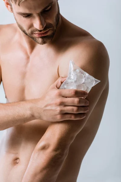 Homem Sem Camisa Usando Gelo Para Ombro Isolado Cinza — Fotografia de Stock