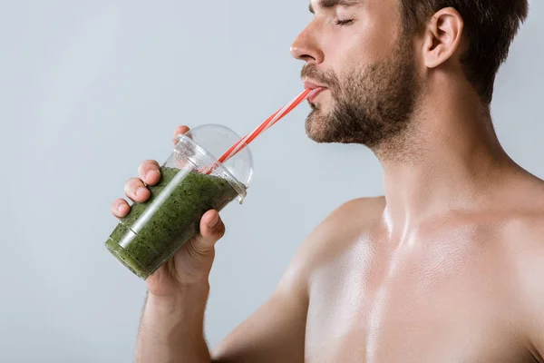 Sem Camisa Desportista Barbudo Beber Smoothie Isolado Cinza — Fotografia de Stock