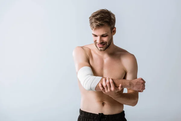 Shirtless Sportman Met Elastische Bandage Elleboog Geïsoleerd Grijs — Stockfoto