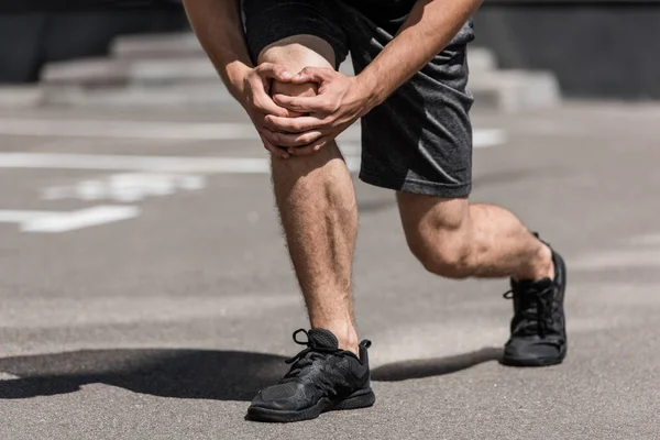 Teilbild Eines Sportlers Mit Knieschmerzen Auf Der Straße — Stockfoto