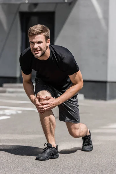 Sportif Barbu Shirt Noir Avec Douleur Genou Dans Rue — Photo