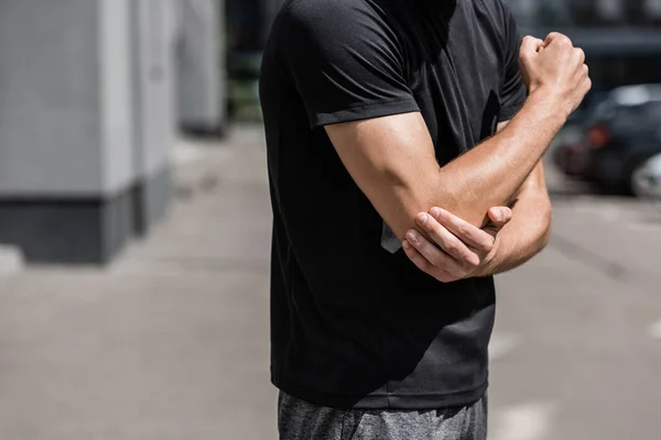 Vista Recortada Del Deportista Camiseta Negra Con Dolor Codo Calle — Foto de Stock