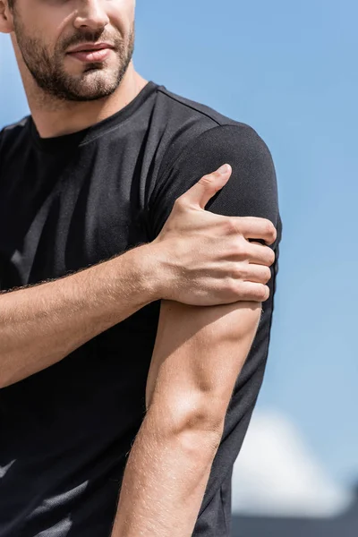 Vista Cortada Desportista Shirt Preta Com Dor Ombro Sob Céu — Fotografia de Stock