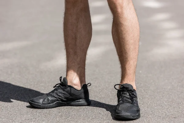 Vista Recortada Deportista Zapatillas Negras Calle — Foto de Stock