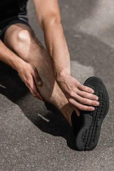 Vue Recadrée Sportif Blessé Jambe Dans Rue — Photo