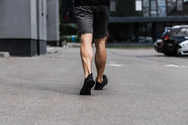 Gedeeltelijke Weergave Van Sportman Zwarte Sneakers Walking Street — Stockfoto