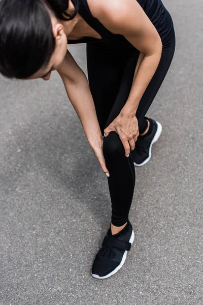 Ausgeschnittene Ansicht Einer Sportlerin Schwarzen Turnschuhen Mit Knieschmerzen Auf Der — Stockfoto