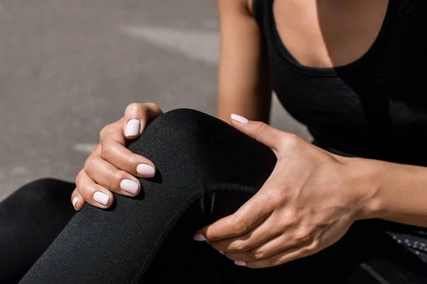 Vista Parcial Deportista Con Dolor Rodilla Calle — Foto de Stock