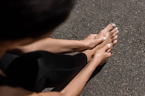 Vista Parcial Deportista Descalza Con Dolor Pie Calle — Foto de Stock