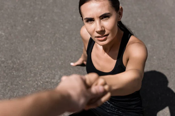 Vista Parcial Del Hombre Ayudando Deportista Calle —  Fotos de Stock